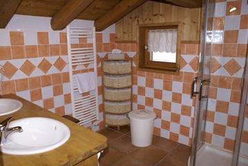 Salle de bains avec douche